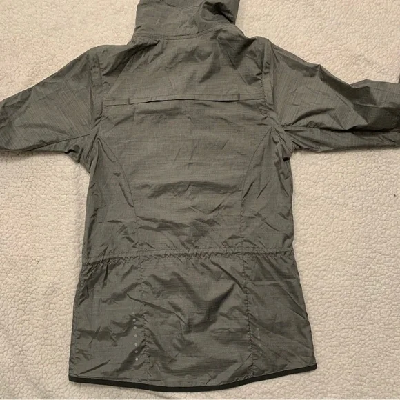 NIKE Lux Iridescent Convertible Running Jacket - Picture 6 of 12